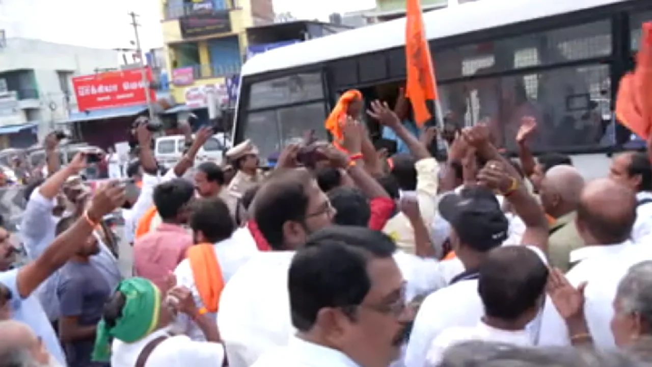 கைது செய்த இந்து முன்னணி அமைப்பினரை அழைத்து செல்ல வாகனம் போதாமல் போலீசார் திணறல்!