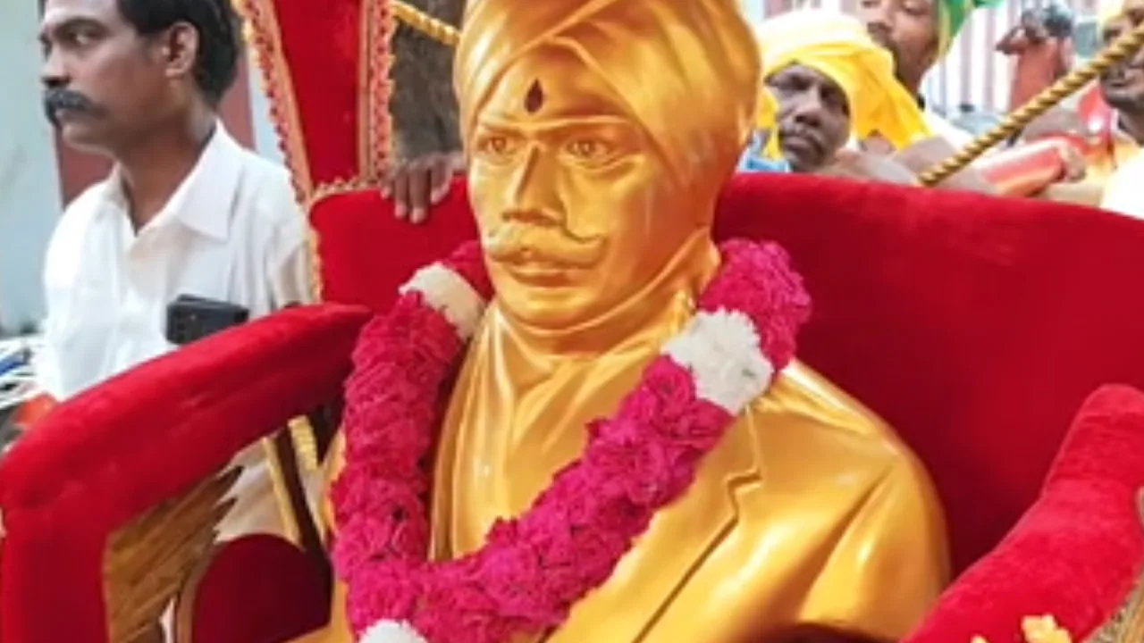 ஜதி பல்லக்கில் ஊர்வலமாக கொண்டு செல்லப்பட்ட பாரதியார் சிலை!