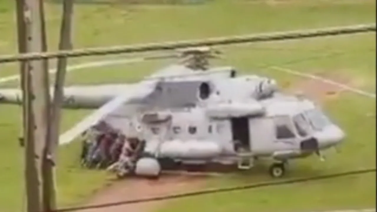 இலங்கை : அவசரமாக தரையிறங்கியதால் இந்திய ராணுவ ஹெலிகாப்டர் சேற்றில் சிக்கியது!