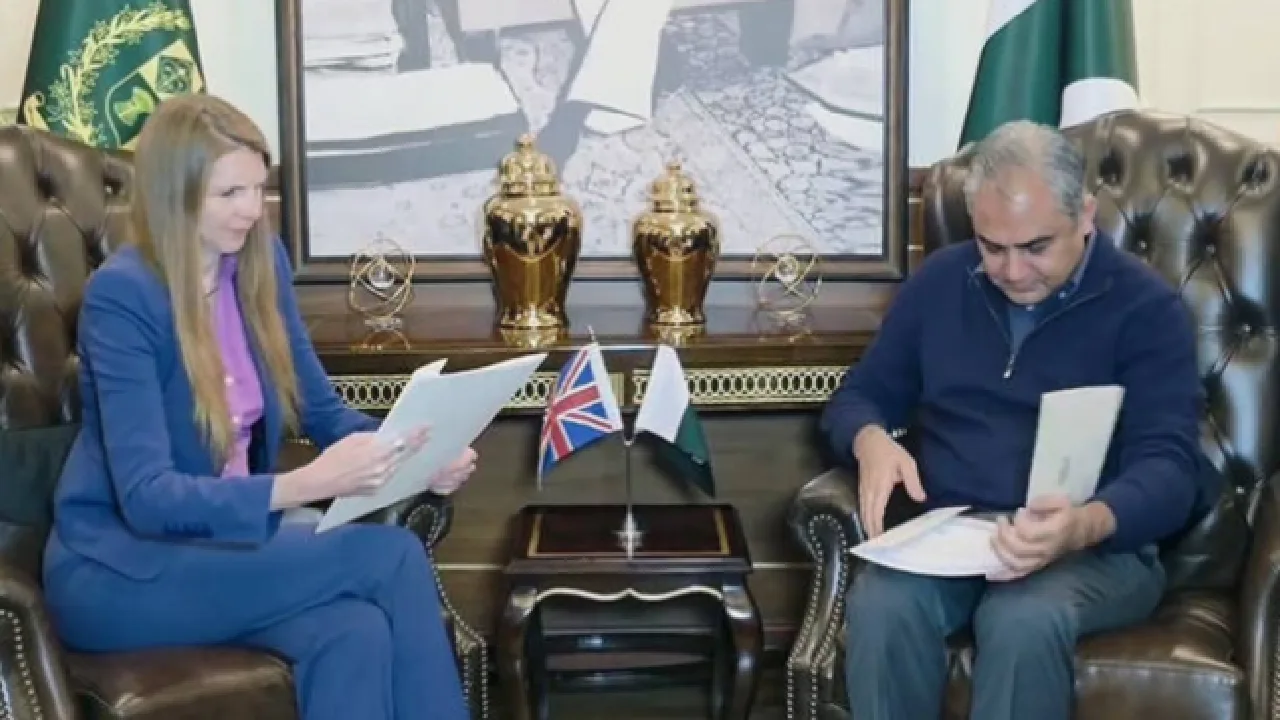 சிறுமிகளை பாலியல் வன்கொடுமை செய்யும் பாகிஸ்தானிய குண்டர்கள் : நாடு கடத்த பிரிட்டன் முயற்சி – முனீர் எதிர்ப்பாளர்களை ஒப்படைக்க பாக். நிபந்தனை!