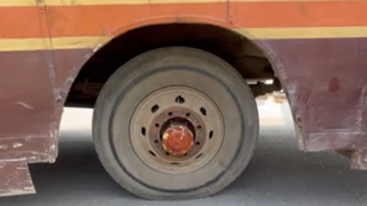 ராணிப்பேட்டை : சாலையில் கழன்று ஓடிய அரசு பேருந்தின் பின்புற சக்கரம் – பயணிகள் அச்சம்!