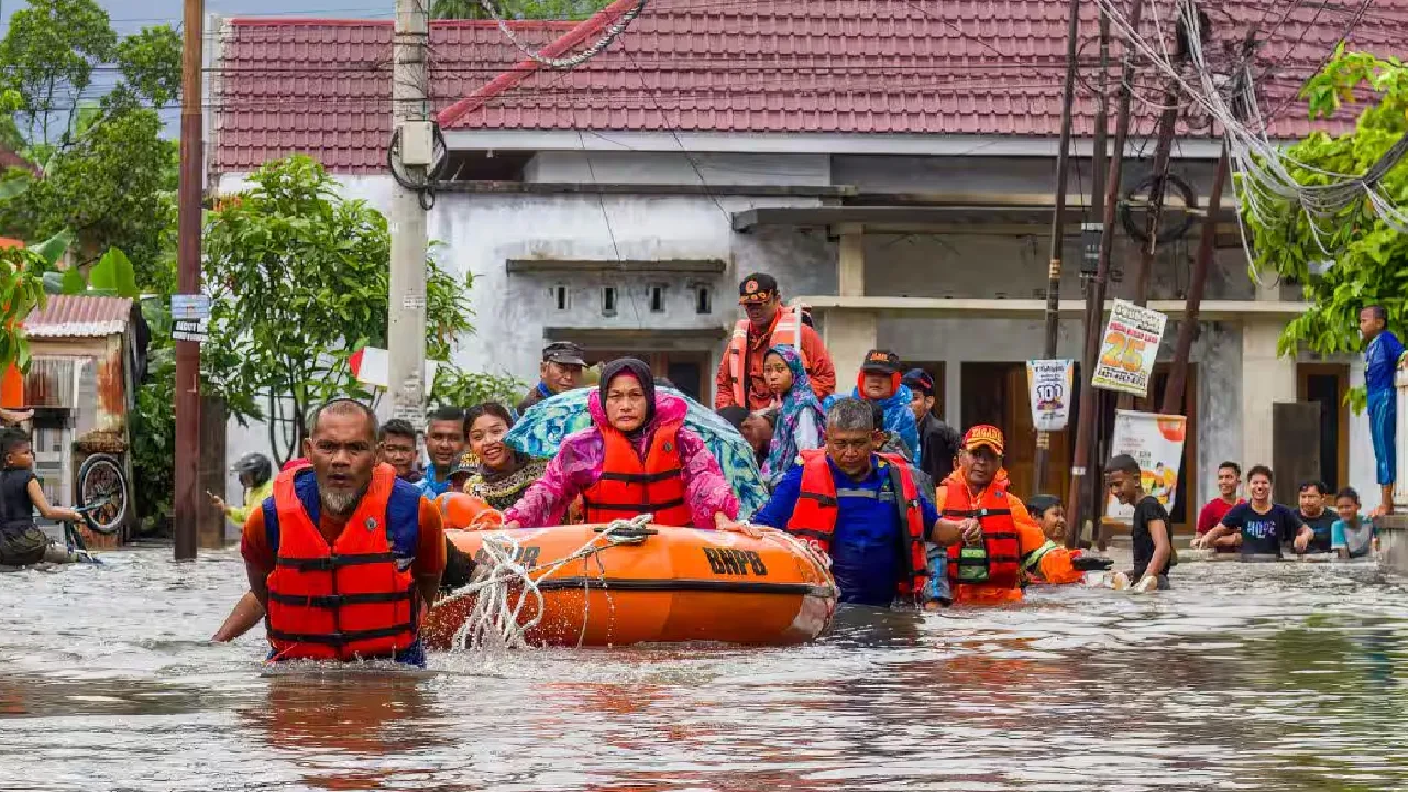 வெள்ளம் பாதித்த இந்தோனேசியாவில் மீட்பு பணிகள் தீவிரம்!