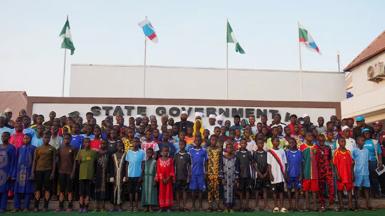 நைஜீரியா : கத்தோலிக்க பள்ளியில் இருந்து கடத்தப்பட்ட மாணவர்களில் 100 பேர் மீட்பு!