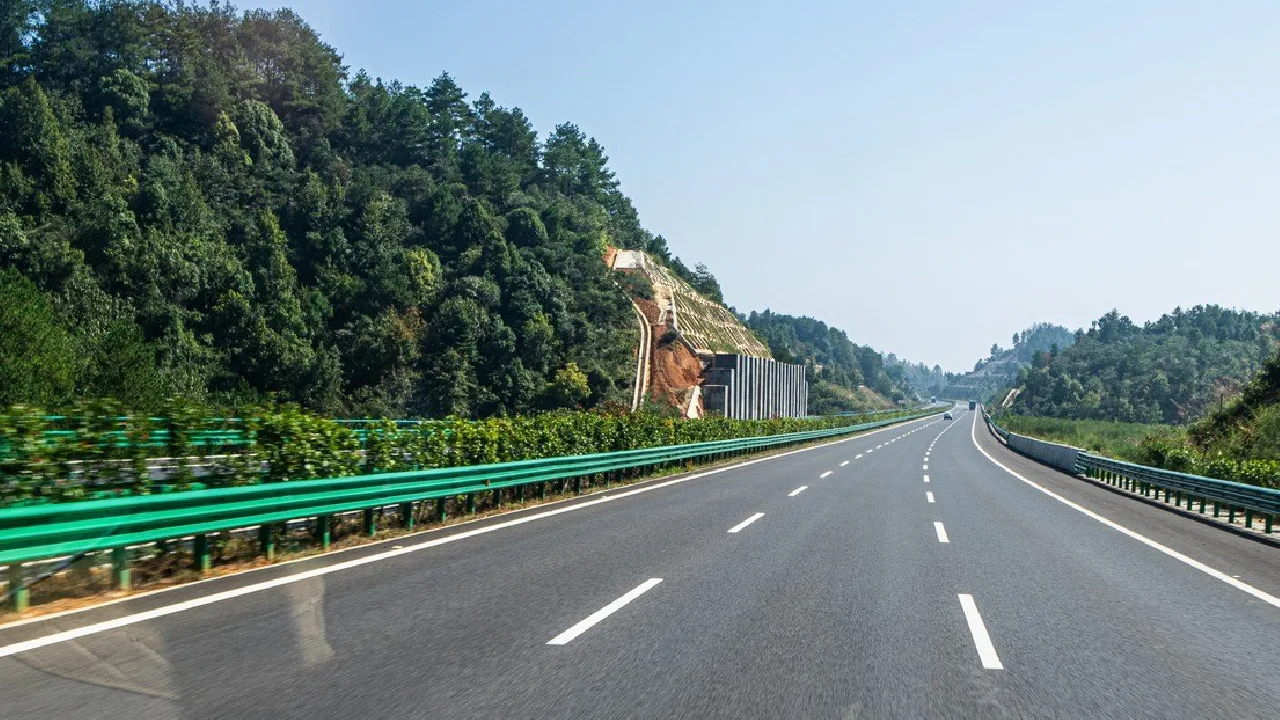 பழுதான 2.5 கி.மீ. சாலையை 6 மணி நேரத்தில் சீர்செய்து அசத்திய சீனா!