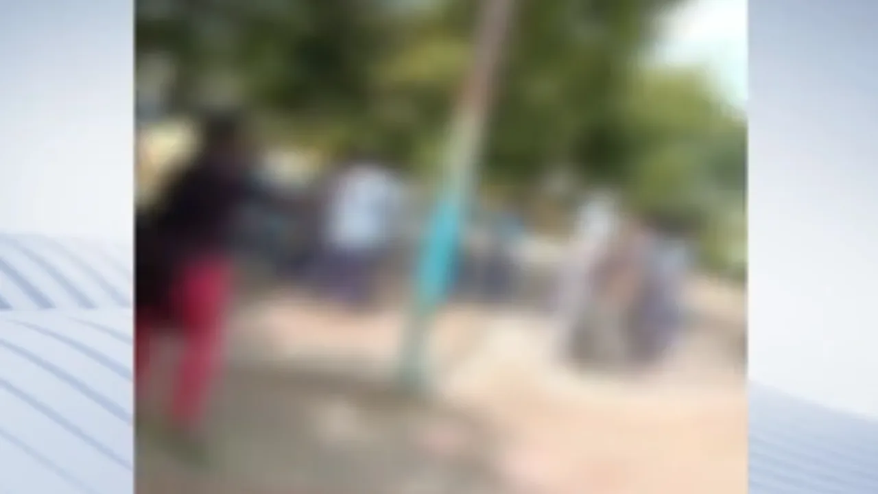 மதுரை : ஆசிரியர்கள் முன்பே தாக்கிக்கொண்ட மாணவர்கள்!