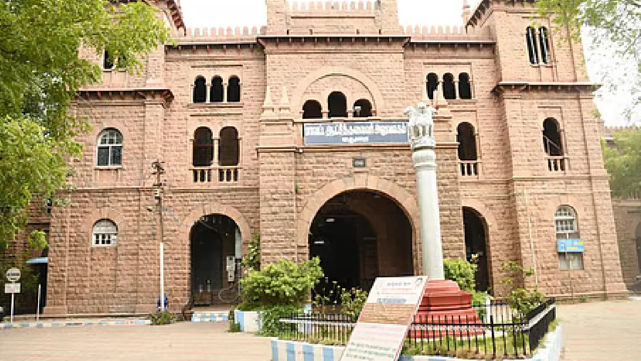 மதுரை :  பட்டா கொடுப்பதாகக் கூறி அதிகாரிகள் ஏமாற்றிவிட்டதாக ஆட்சியர் அலுவலகத்தில் பெண்கள் புகார் மனு