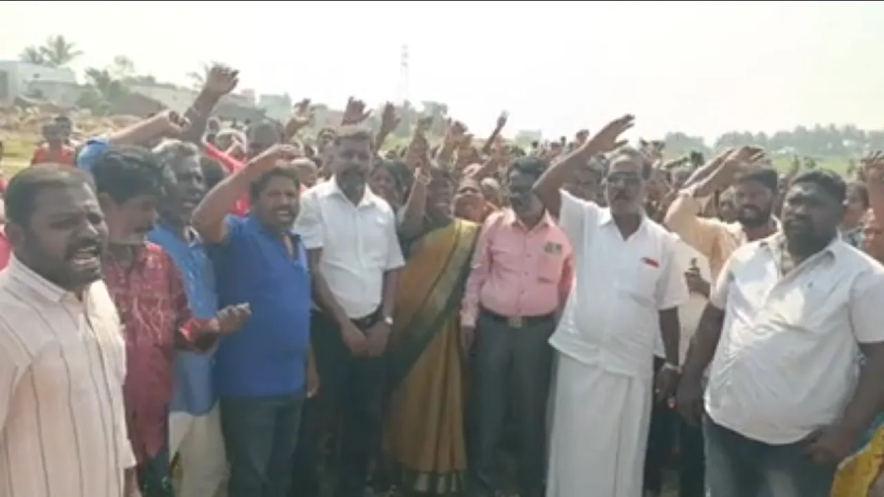 கிருஷ்ணகிரி :  இலவச வீட்டுமனை பட்டா வழங்குவதில் முறைகேடு – மக்கள் போராட்டம்!