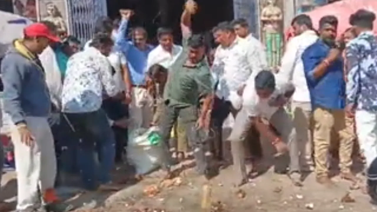 திருப்பரங்குன்றம் தீப தூண் விவகாரம் : விஸ்வ ஹிந்து பரிஷத் அமைப்பினர் தேங்காய் உடைத்து போராட்டம்!