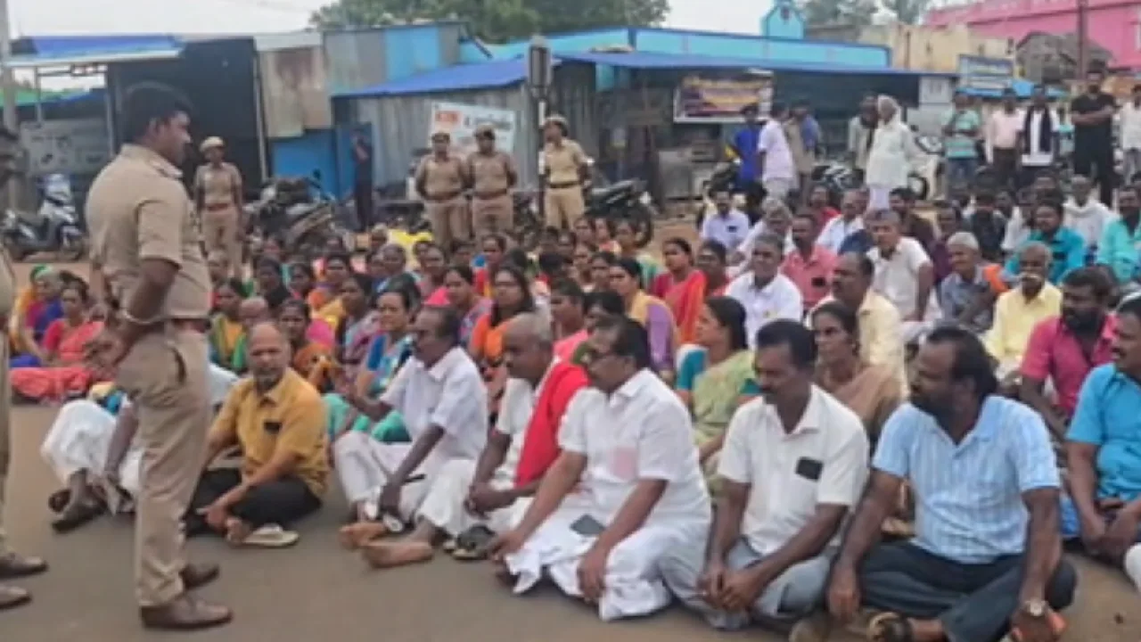 சிவகங்கை : 1000க்கும் மேற்பட்ட வீடுகளை இடிக்க நோட்டீஸ் – அறநிலையத்துறையை கண்டித்து குடியிருப்பு வாசிகள் சாலை மறியல்!