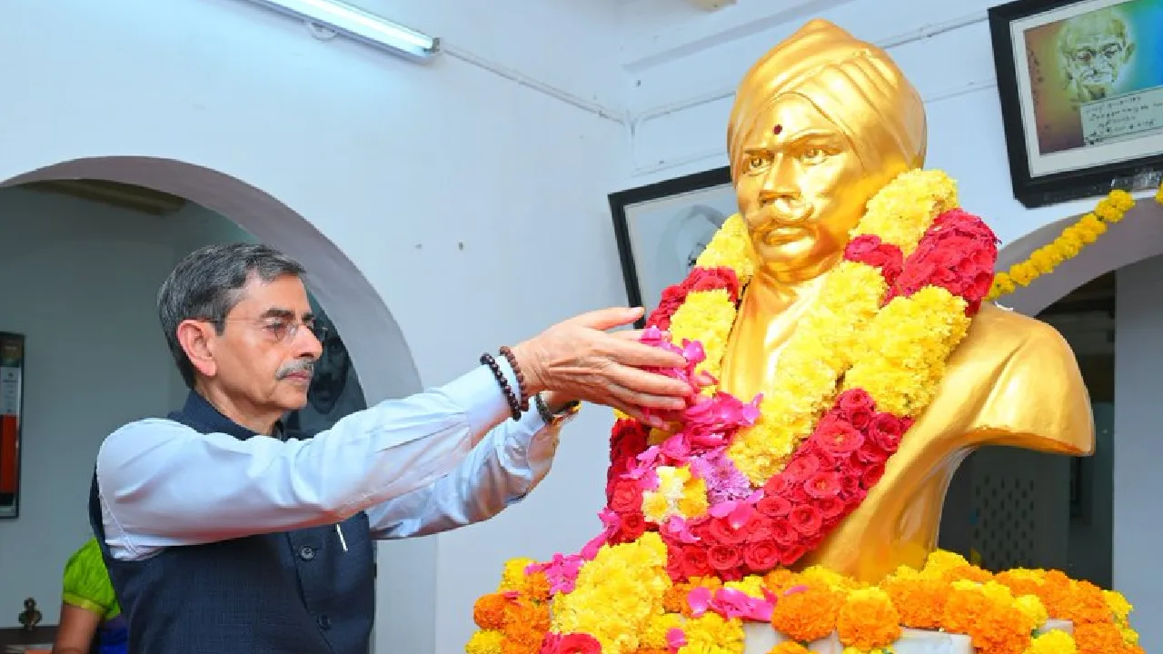 மகாகவி பாரதியாரின் பிறந்த நாள் : ஆளுநர் ஆர்.என்.ரவி மாலை அணிவித்து மரியாதை!