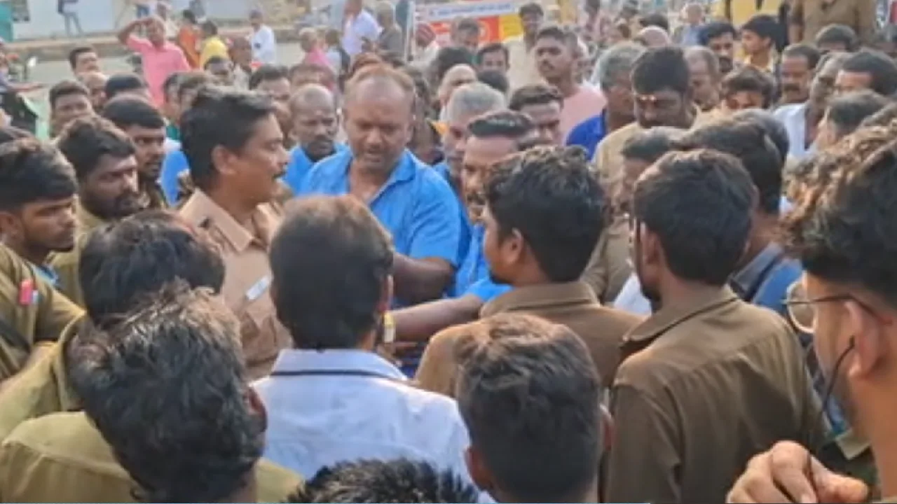 தஞ்சை : பயணிகளை ஏற்றிச் செல்வதில் தனியார், அரசு பேருந்து ஓட்டுநர்கள் இடையே வாக்குவாதம்!