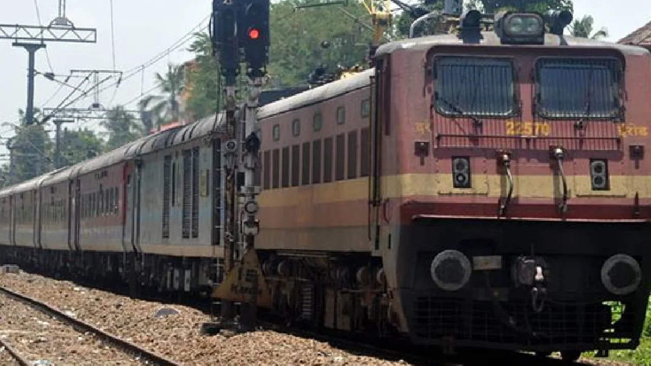 பயணியர் முன்பதிவு அட்டவணையை தானியங்கி முறையில் வெளியிடும் நடைமுறை அறிமுகம் – தெற்கு ரயில்வே