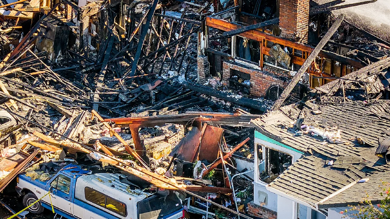 அமெரிக்கா :  கட்டுமான பணியின் போது எரிவாயு குழாய் சேதமடைந்து வெடிவிபத்து!