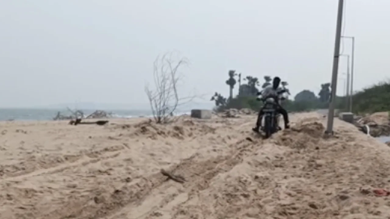 குலசேகரன்பட்டினம் பகுதியில் அதிகரிக்கும் கடல் அரிப்பை தடுக்க வேண்டும் – பொதுமக்கள் கோரிக்கை!