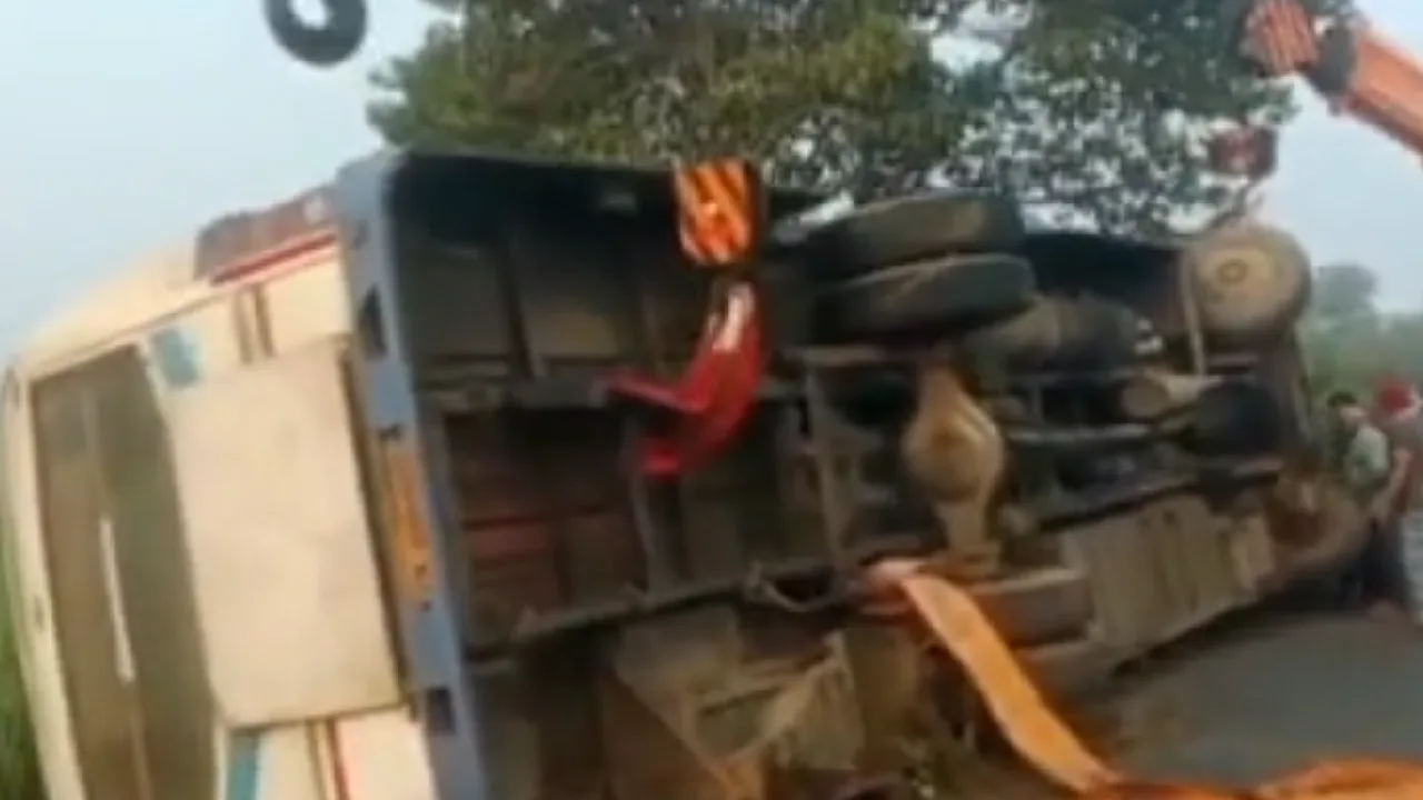 கள்ளக்குறிச்சி : ஓட்டுனரின் கட்டுப்பாட்டை இழந்து பள்ளத்தில் கவிழ்ந்த பேருந்து!