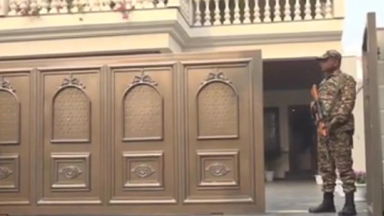 உத்தரபிரதேசம் : இருமல் மருந்து கடத்தல் – முன்னாள் காவலர் வீட்டில் சோதனை!