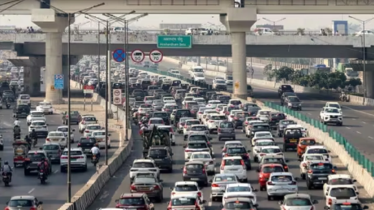 டெல்லியில் நுழைய அத்தியாவசிய வாகனங்களுக்கு மட்டுமே அனுமதி!