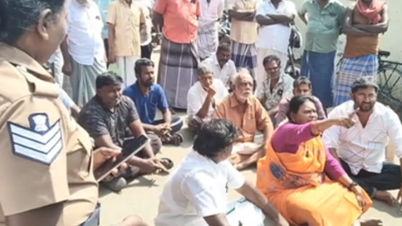 நெல்லை மாநகராட்சி நிர்வாகத்தை கண்டித்து காய்கறி வியாபாரிகள் நூதன போராட்டம்!