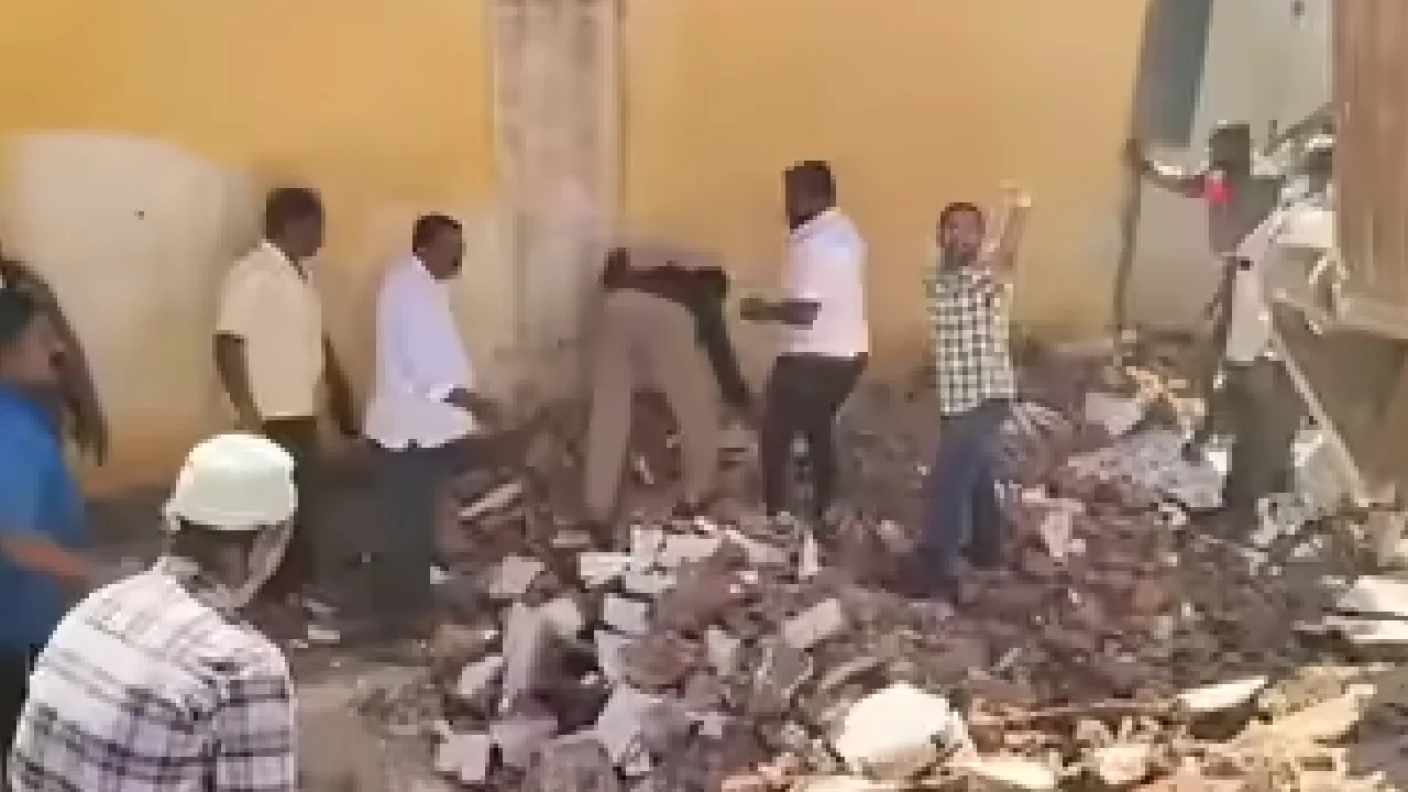 கிருஷ்ணகிரி : அரசுப் பள்ளி கட்டடத்தை இடிக்கும் போது சுவர் இடிந்து விழுந்து கூலி தொழிலாளி  உயிரிழப்பு!