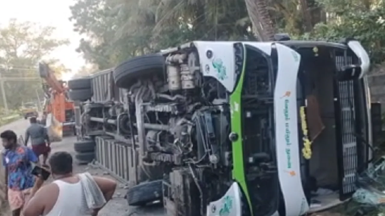 நாகர்கோ : சாலையின் தடுப்பு சுவர் மீது தனியார் பேருந்து மோதி விபத்து!