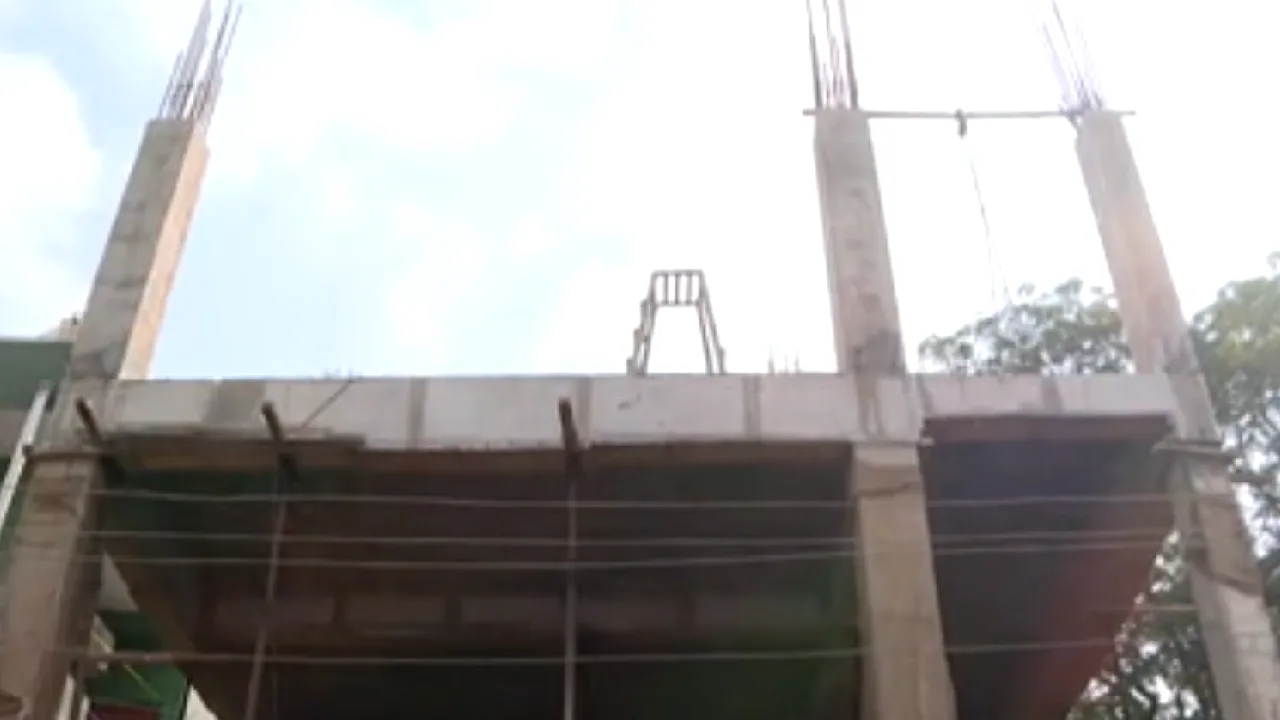 அரசுப் பள்ளி கட்டுமான பணியின்போது விபரீதம் :  2வது மாடியில் இருந்து தவறி விழுந்து 15 வயது சிறுவன் உயிரிழப்பு!