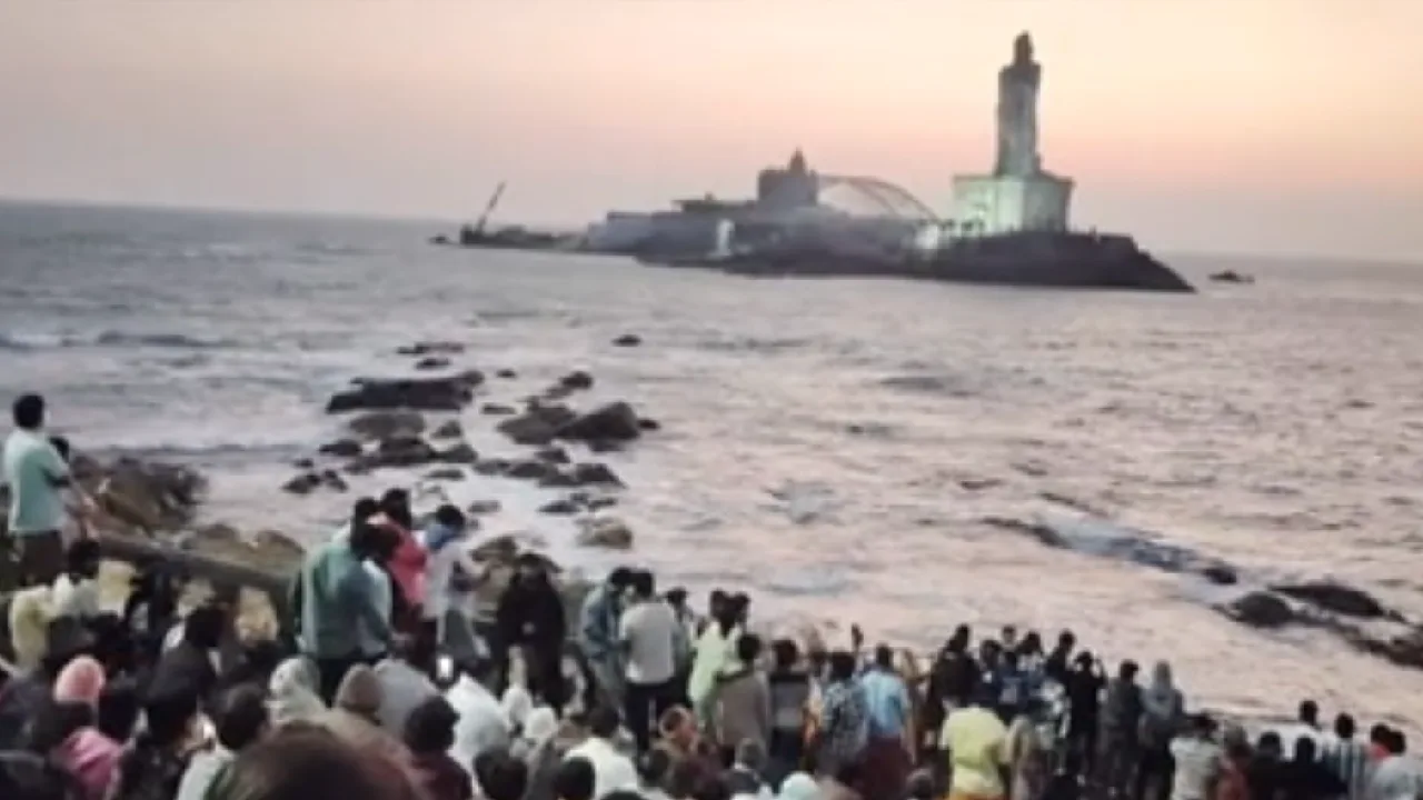 கன்னியாகுமரி : முக்கடல் சங்கமத்தில் சூரிய உதயத்தை கண்டு களித்த சுற்றுலாப் பயணிகள்!