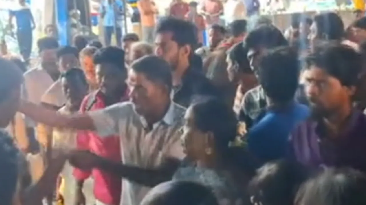 விழுப்புரம் :  சென்னைக்கு 3 மணி நேரமாக போதிய பேருந்து இல்லாததால் சாலை மறியல்!