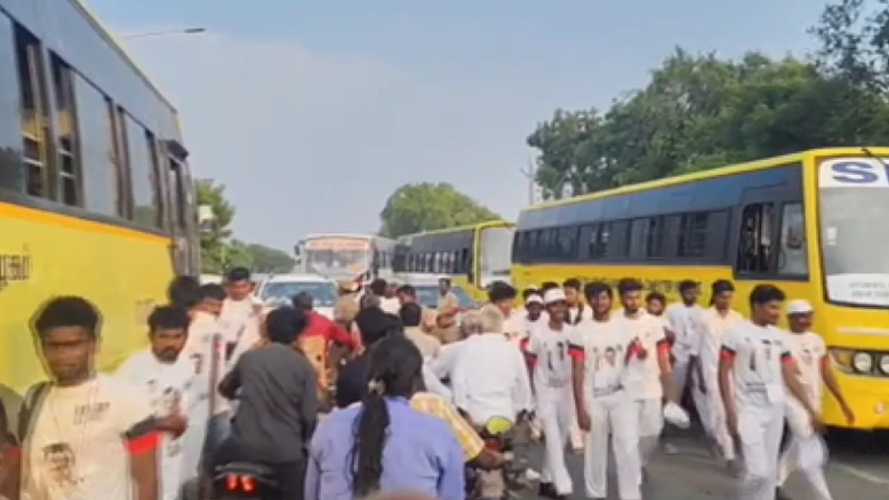 திருவண்ணாமலை : திமுக நிகழ்ச்சி – நெரிசலில் சிக்கி கொண்ட வாகனங்கள்!