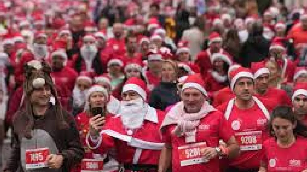 பாரிஸில் மாரத்தான் : கிறிஸ்துமஸ் தாத்தா வேடமிட்டு பங்கேற்ற போட்டியாளர்!