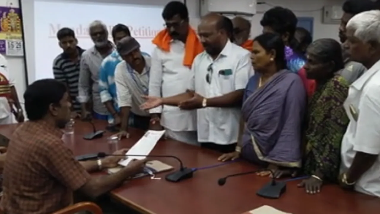 வேலூர்  : மாடுகளை கடத்தி செல்வதாக மாவட்ட ஆட்சியர் அலுவலகத்தில் இந்து முன்னணியினர் புகார் மனு!