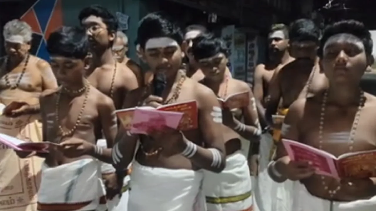 அம்பாசமுத்திரம் அருகே சிவன் கோயிலில் இருந்து பஜனை பாடியப்படி ஊர்வலமாக சென்ற சிறுவர்கள்!