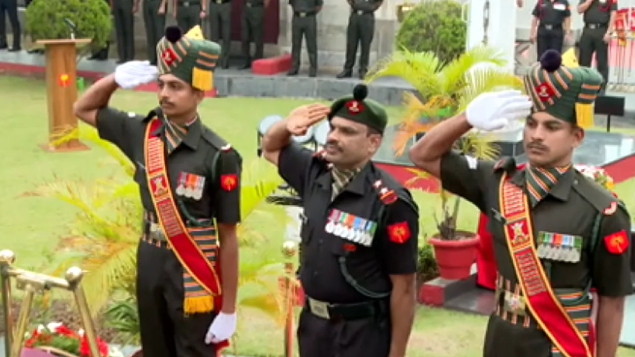 விஜய் திவாஸ் தினம் – முப்படை வீரர்கள் சென்னை போர் நினைவிடத்தில் மலர் தூவி மரியாதை!