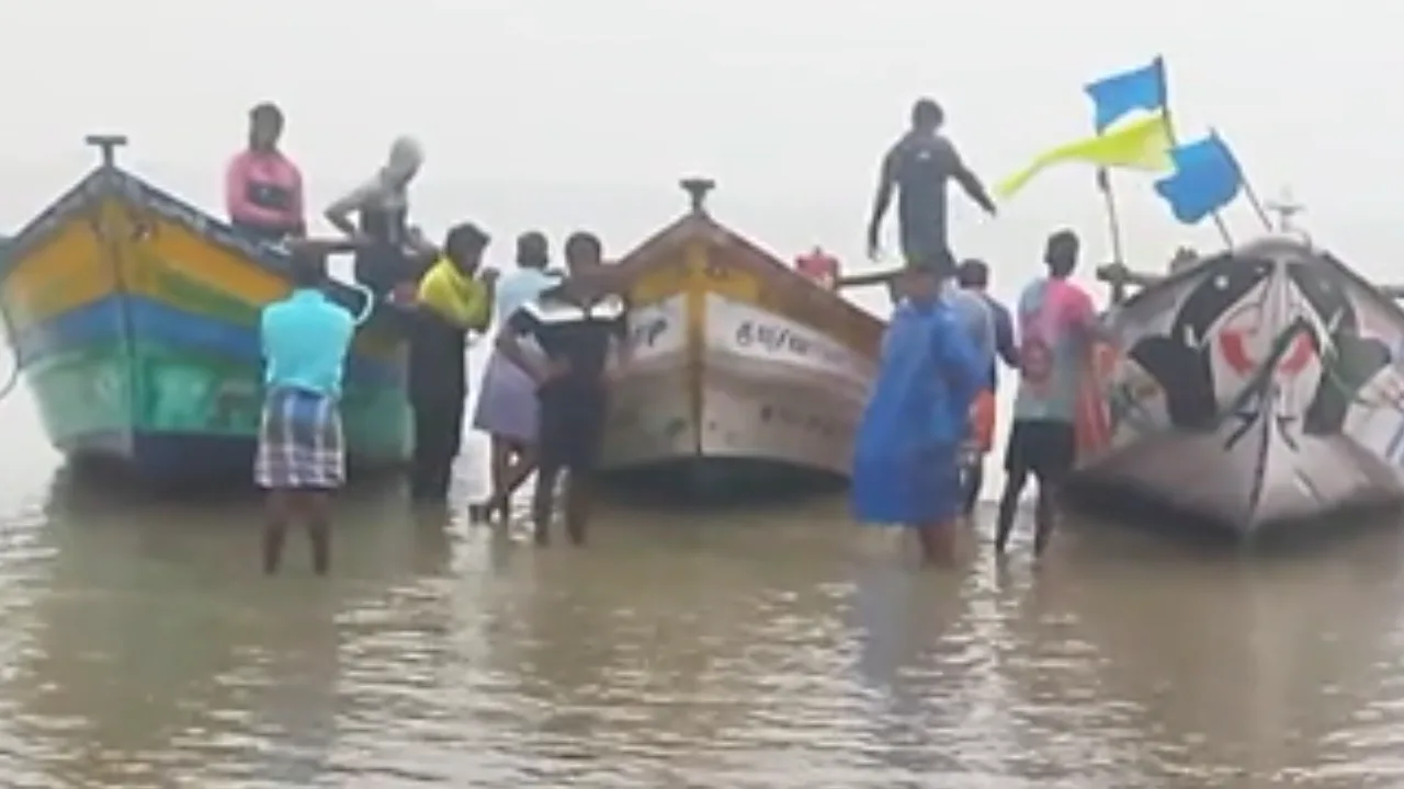 நடுக்கடலில் கவிழ்ந்த பைப்பர் படகு – உயிருக்கு போராடிய மீனவர்கள் மீட்பு!