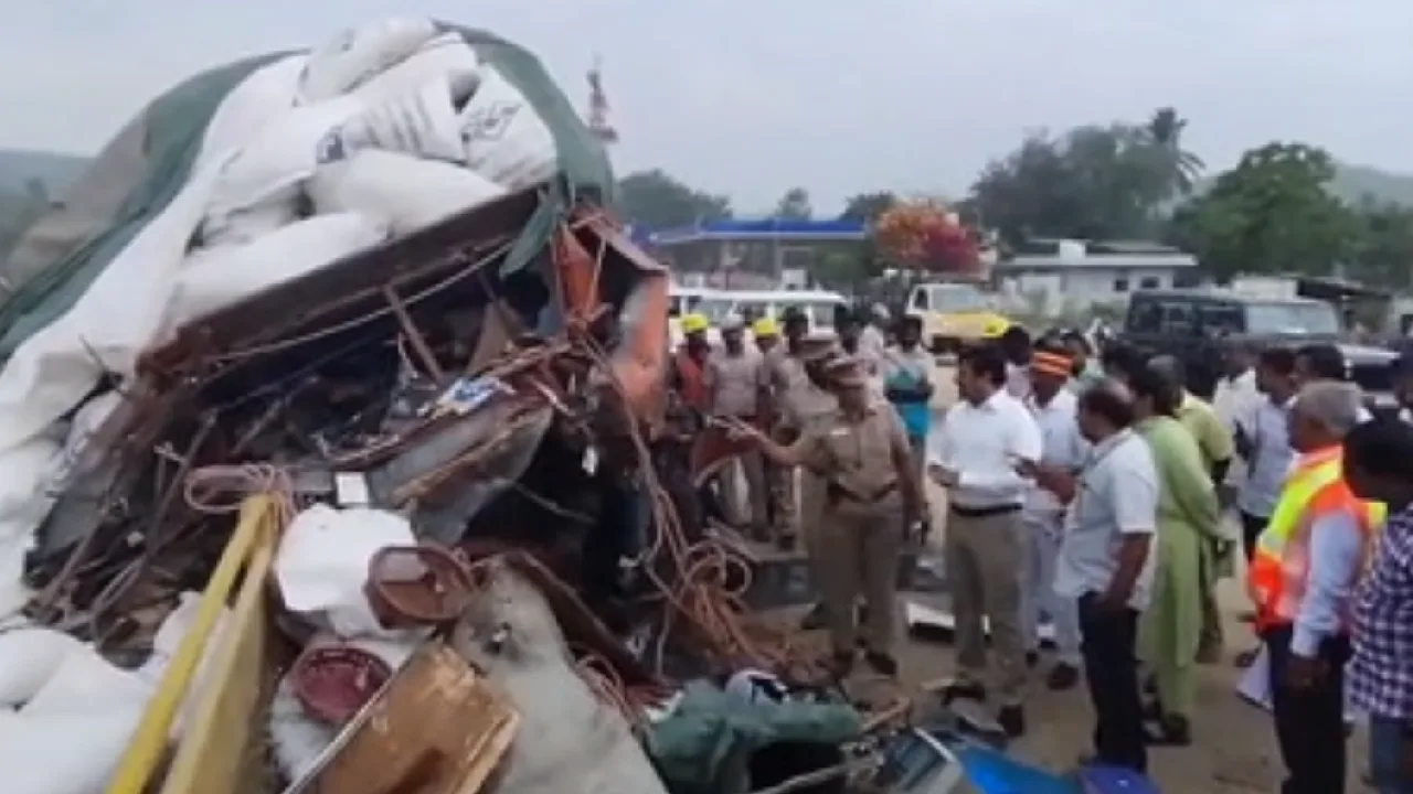 அடுத்த வாகனங்கள் மீது மோதிய லாரி – 4 பேர் உயிரிழப்பு!