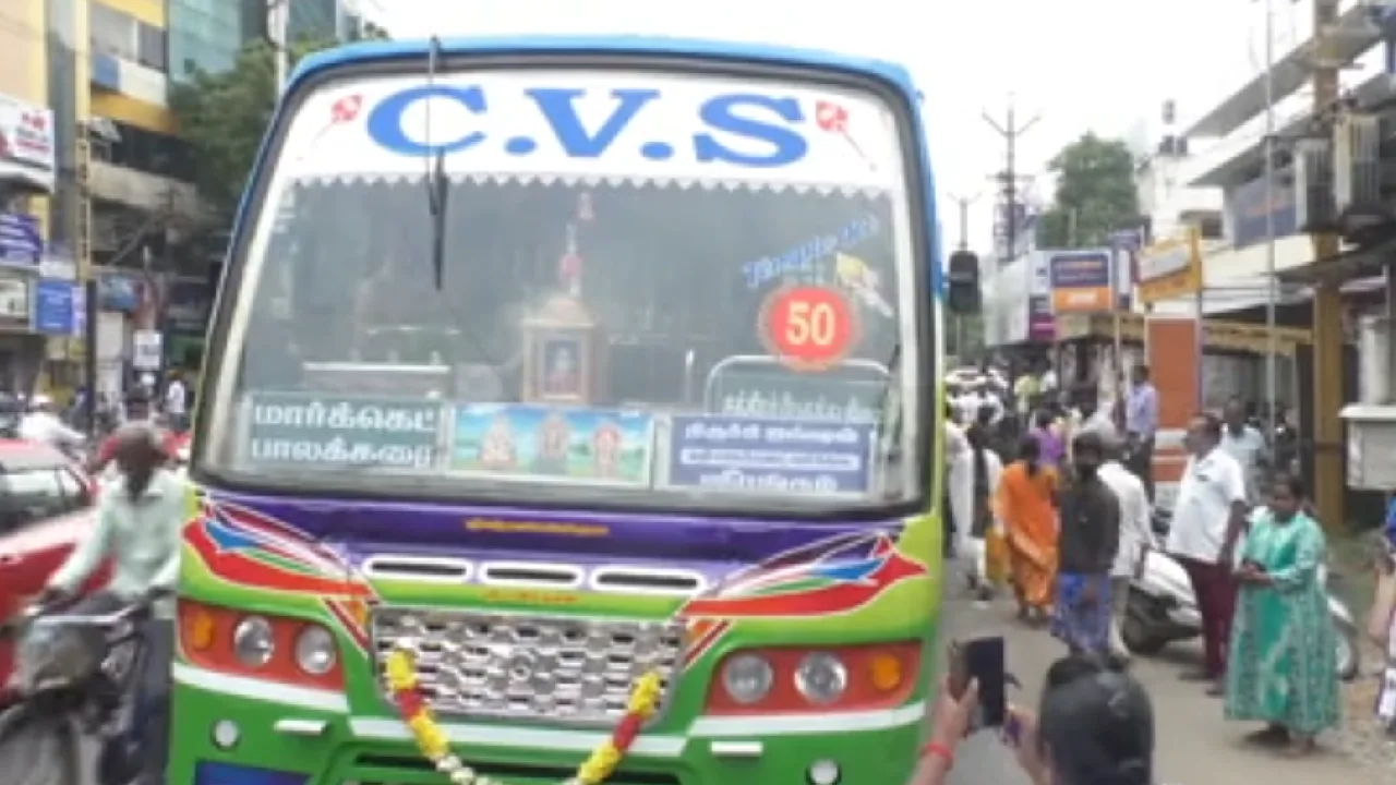 போட்டிக் போட்டுக் கொண்டு இயக்கப்பட்ட தனியார் பேருந்துகள் – பயணிகள் அச்சம்!