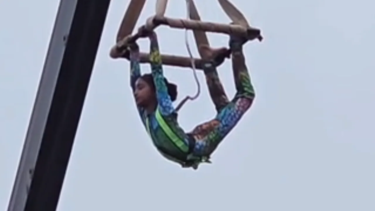 60 அடி உயரத்தில் கிரேனில் தொங்கியபடி யோகாசனம் செய்த மாணவ, மாணவிகள்!