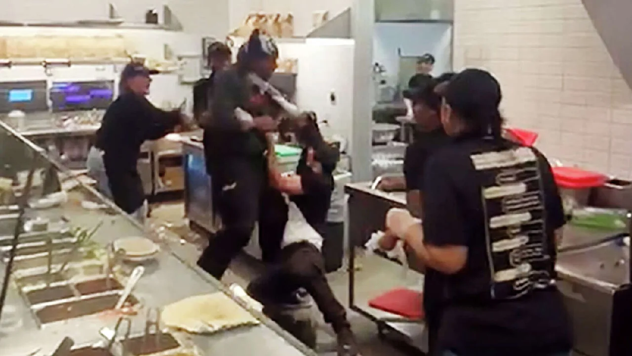 அமெரிக்கா : பிரபல உணவகத்தில் வாடிக்கையாளர்களுக்கும் ஊழியர்களுக்கும் இடையே கைகலப்பு