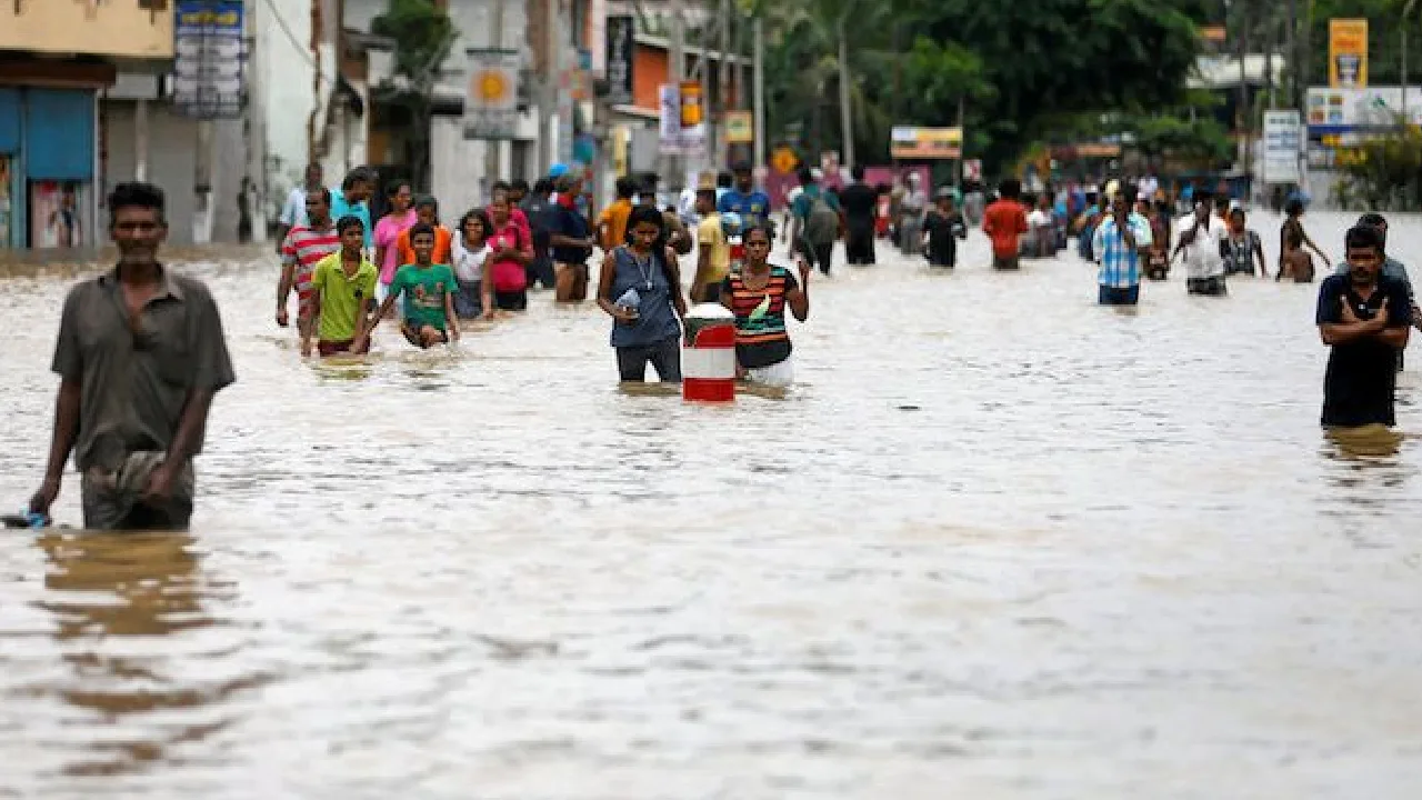 இயற்கை பேரழிவால் பாதிப்பு : வீடுகளை இழந்து வீதியோரத்தில் தஞ்சமடைந்த  இலங்கை மக்கள்!