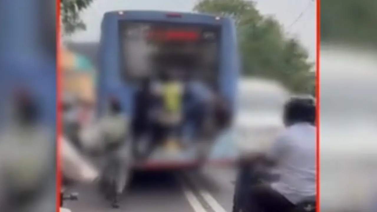 சென்னை : ஆபத்தான முறையில் பேருந்தில் பயணிக்கும் மாணவர்கள்!