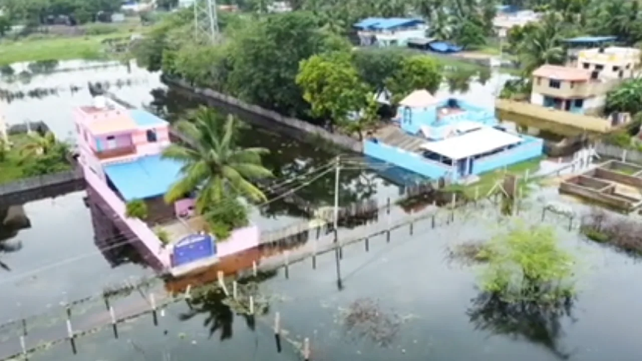 ராமநாதபுரம் : தீவுப்போல் மாறிய பிரப்பன் வலசை கிராமம்  – கண்டுகொள்ளாத நிர்வாகம்!