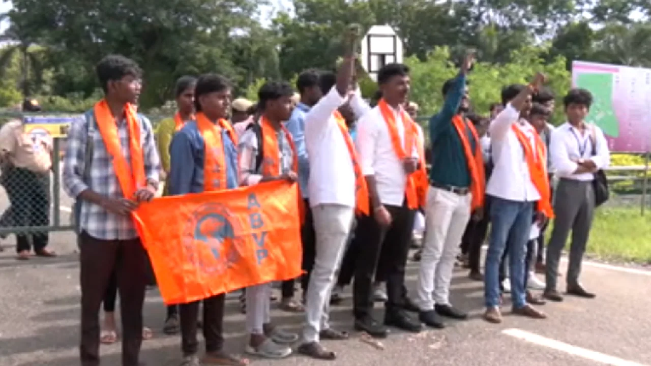 மனோன்மணியம் சுந்தரனார் பல்கலைக் கழக நிர்வாகத்தை கண்டித்து ABVP அமைப்பினர் ஆர்ப்பாட்டம்!