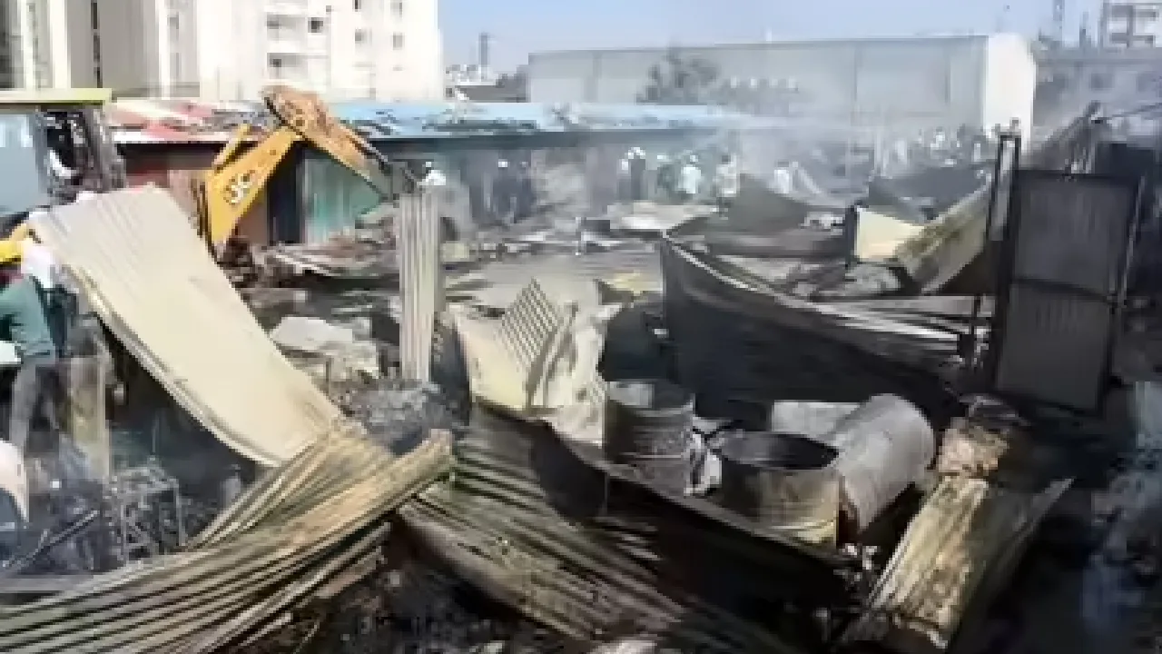 ஹைதராபாத் : தொழிலாளர்கள் தங்கும் ஹெட்களில் வெடித்த சிலிண்டர்!