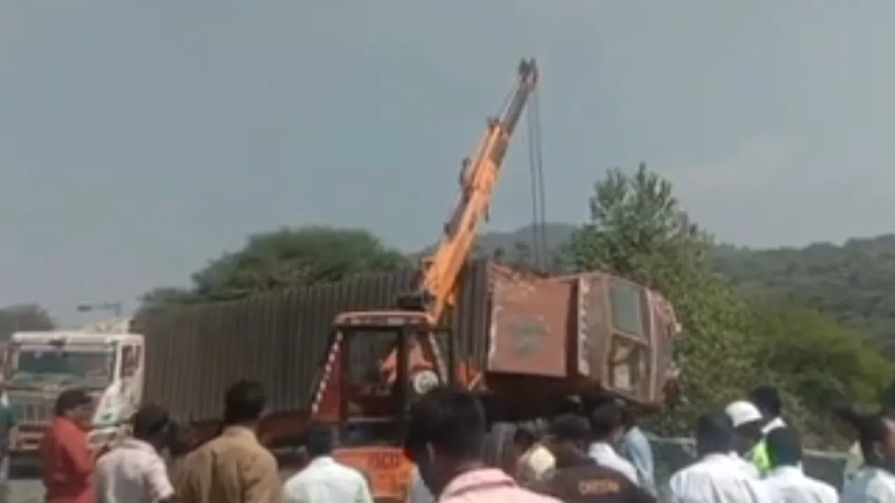 தருமபுரி  : லாரிகள் மோதிக் கொண்டதில் போக்குவரத்து பாதிப்பு!