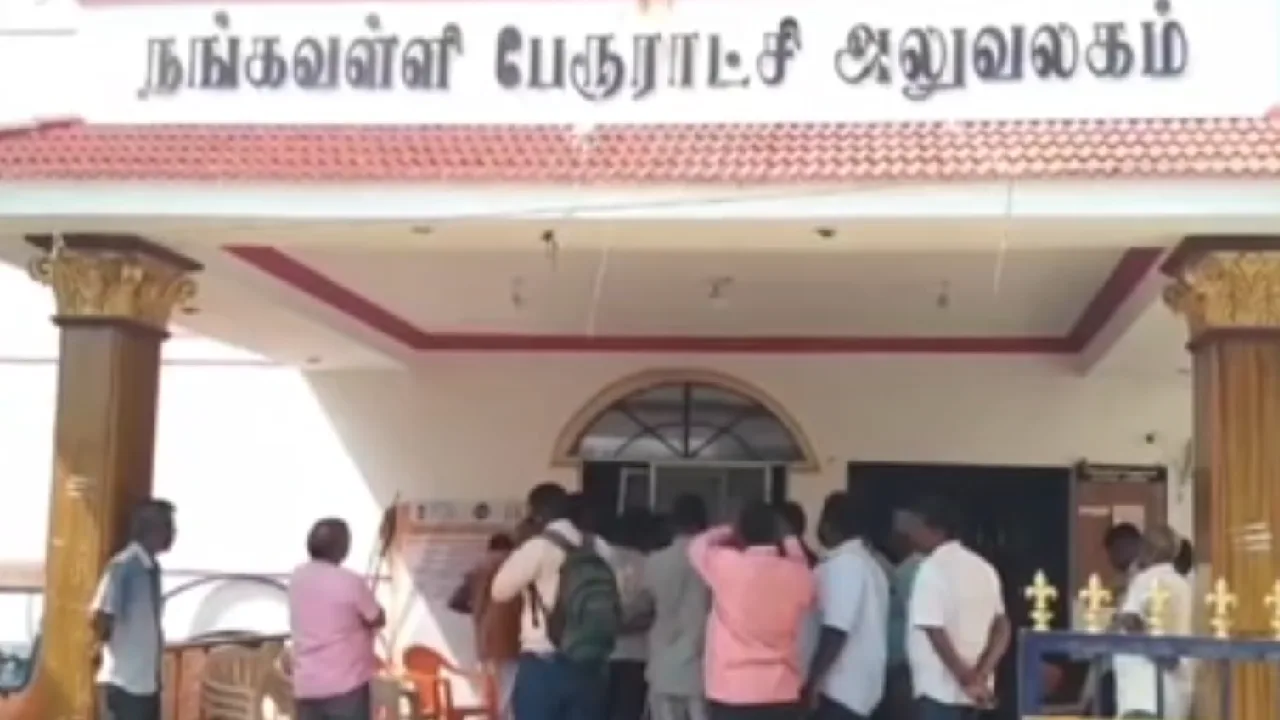 சேலம் : பணிக்கு வராத செயல் அலுவலரை கண்டித்து கவுன்சிலர்கள் தர்ணா!