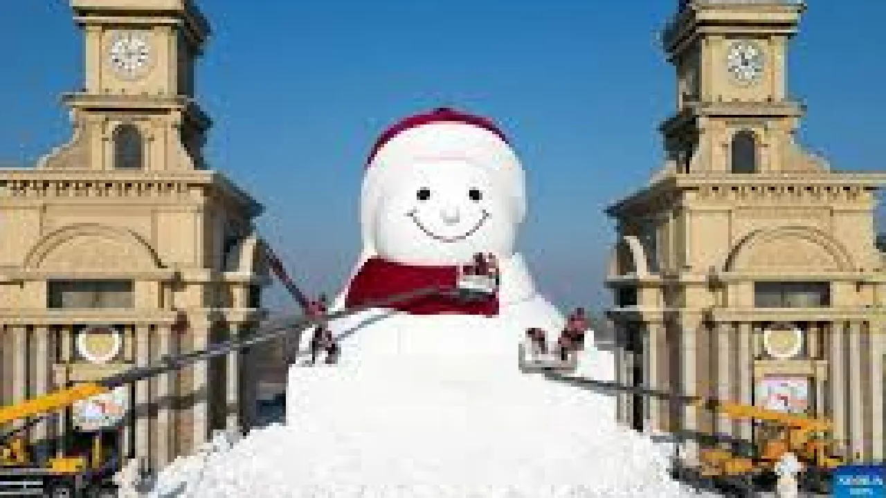 சீனா : 11 நாட்களில் உருவாக்கப்பட்ட 62 அடி உயர பிரமாண்ட பனி பொம்மை!