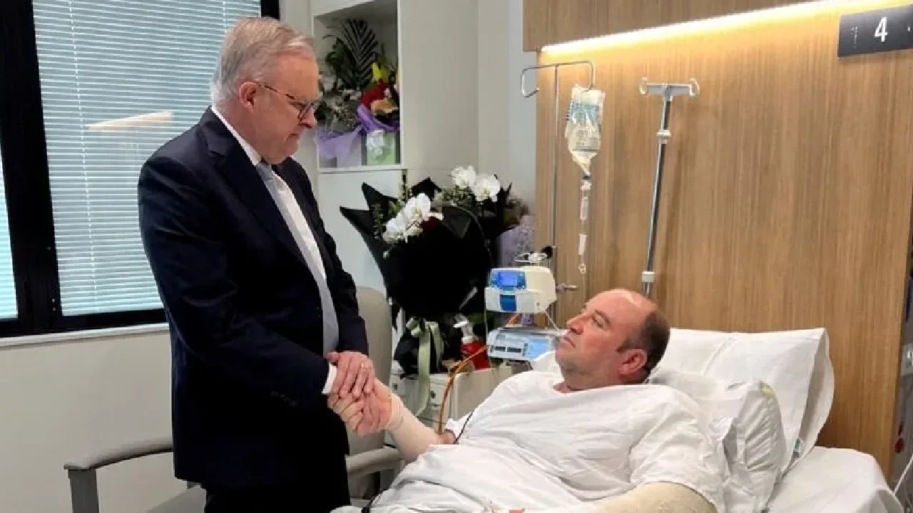 ஆஸ்திரேலியா : தாக்குதலின் போது துப்பாக்கியை பறிமுதல் செய்து காயமடைந்த நபருக்கு மக்கள் நிதியுதவி!