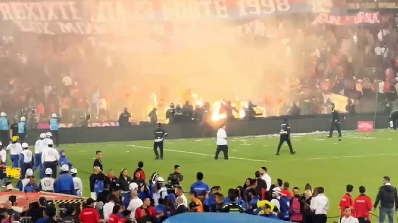 கொலம்பியா : கால்பந்தாட்ட ரசிகர்கள் மோதல் – போர்க்களமான மைதானம்!