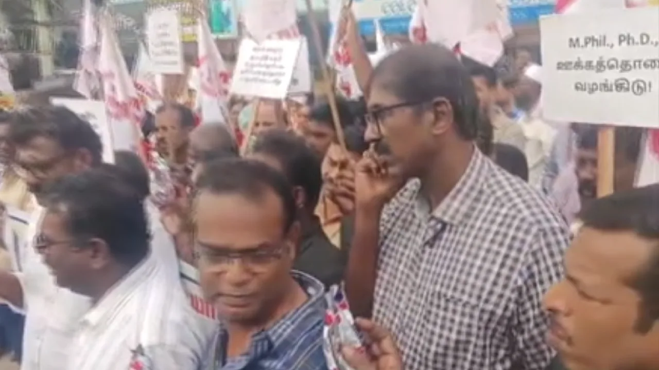 நெல்லை : பதவி உயர்வு, பணி மேம்பாட்டு ஊதியம் உள்ளிட்ட கோரிக்கைகளை வலியுறுத்தி அரசு உதவி பெறும் பேராசிரியர்கள் போராட்டம்!