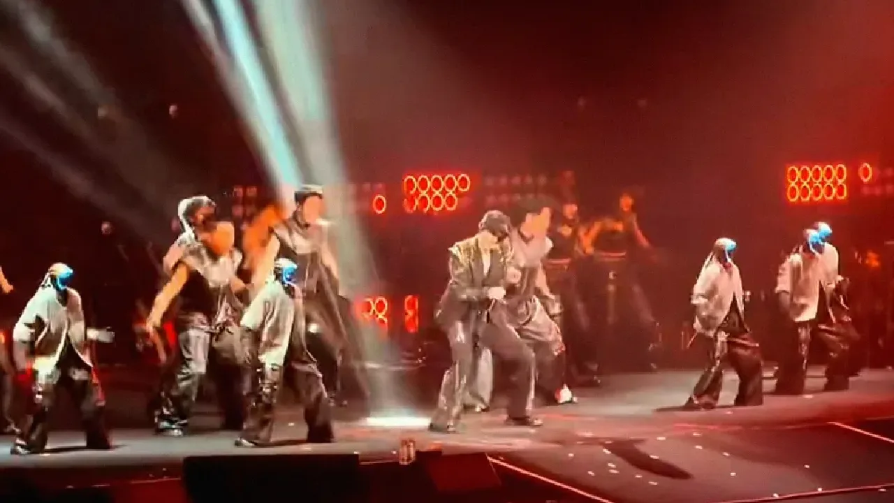 சீனா : மனிதர்களுக்கு இணையாக ரேப் பாடல்களுக்கு நடனமாடிய ரோபோக்கள்!