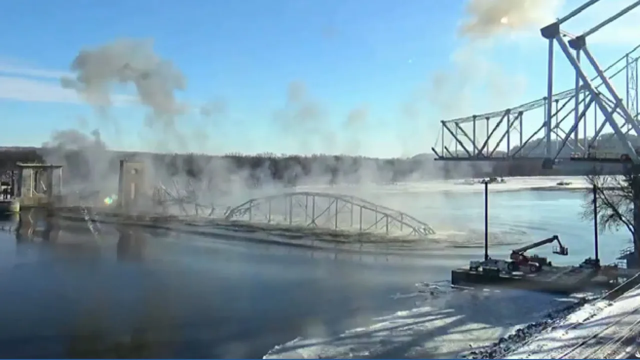 அமெரிக்கா : பழமை வாய்ந்த பாலம் வெடி வைத்து தகர்ப்பு!